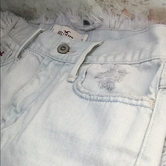 Light Wash Hollister 5-Pocket Distressed Denim Jean Shorts - Picture 3 of 8